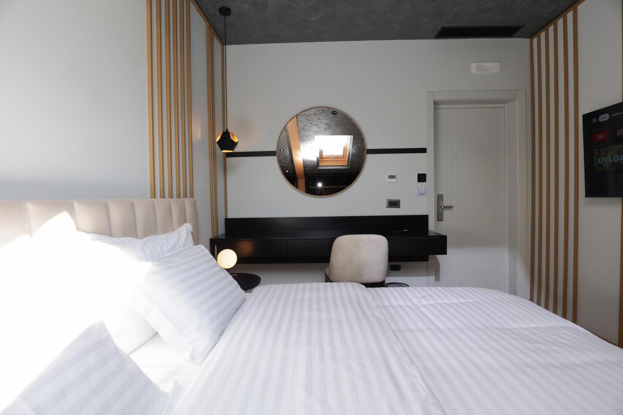 Gremmy Boutique Hotel Tirana Esterno foto